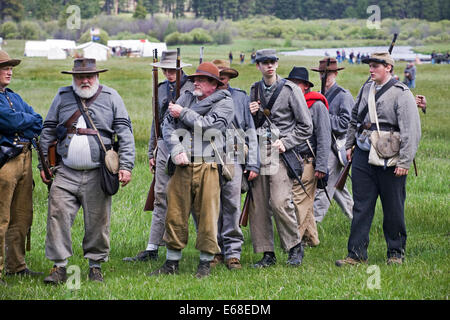 Una guerra civile rievocazione storica tra nord e sud del soldato detenute nel fiume Metolius area dei monti Cascade del centro di Oregon. Foto Stock