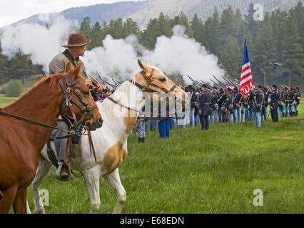 Una guerra civile rievocazione storica tra nord e sud del soldato detenute nel fiume Metolius area dei monti Cascade del centro di Oregon. Foto Stock