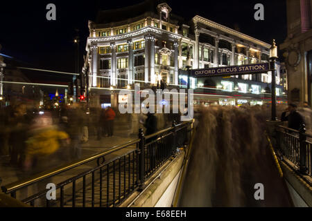 Una immagine composita aumenta la sensazione di occupato di Oxford Circus Station come pendolari viaggiare attraverso Londra. Il movimento della folla Foto Stock