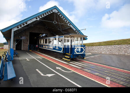 Great Orme tramcar numero 5 senza passeggeri in attesa il suo viaggio di ritorno dalla casa a metà strada per la stazione di Victoria Foto Stock