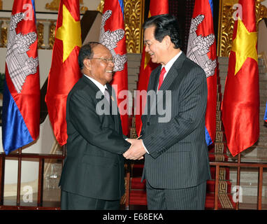 Hanoi, Vietnam. 18 Agosto, 2014. Primo Ministro vietnamita Nguyen Tan Dung (R) si riunisce con la visita del Presidente dell'Assemblea nazionale della Cambogia Heng Samrin ad Hanoi, Vietnam, Agosto 18, 2014. Heng Samrin detto lunedì che lato cambogiano ' si rammarica del fatto che gli attivisti set bandiera vietnamita sul fuoco in proteste in Cambogia il capitale Phnom Penh. Credito: VNA/Xinhua/Alamy Live News Foto Stock