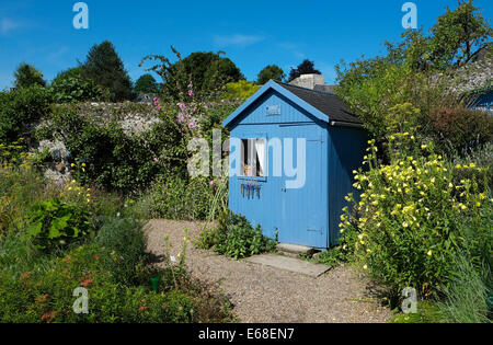 Dipinto di blu capannone nel giardino murato, Saint Valery sur Somme, Francia Foto Stock