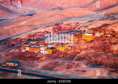 Vista aerea del villaggio di Sheikh Adb el-Qurna nella Valle dei Re, Egitto. Foto Stock