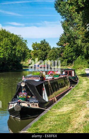 Narrowboats ormeggiate lungo il Kennet and Avon Canal a Devizes Wharf nel Wiltshire. Foto Stock