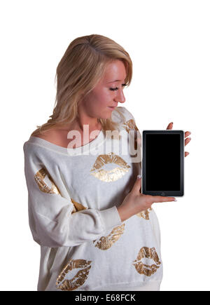 Bella ragazza bionda che mostra tablet con schermo vuoto isolato su bianco Foto Stock