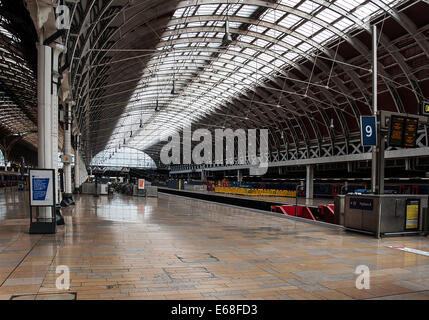 La piattaforma a Londra la stazione ferroviaria di Paddington Foto Stock