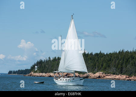 Monte Isola Dessert, ME - 9 agosto 2014. Ketch sogno su, di amicizia, Maine, passando porto basso luce di testa. Foto Stock