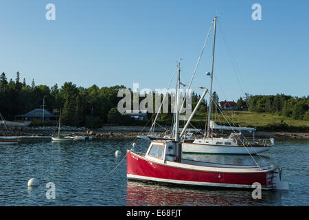 Centro Porto, Brooklin, Maine - 9 agosto 2014. Barche al di ancoraggio nel porto. Foto Stock