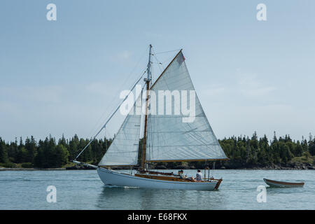 Isola di Fox Thorofare, ME - 11 agosto 2014. Una gaff-truccate taglierina vela tramite Fox Isola Thorofare. Foto Stock