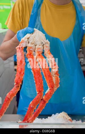 Granchi gambe per la vendita su un mercato in stallo a Bergen in Norvegia Foto Stock