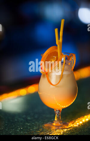 Un bicchiere di pina colada cocktail nel bar Foto Stock