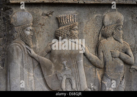 IRAN, bassorilievo raffigurante un nobile persiano due Mede noblemans, Est scalinata, Apadana, Persepolis(Patrimonio mondiale Unesco Foto Stock