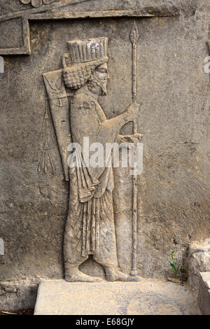 Il bassorilievo raffigurante una guardia persiano, Tryplon o board room, Persepolis (patrimonio mondiale Unesco, 1979), in Iran. Achemenide Foto Stock