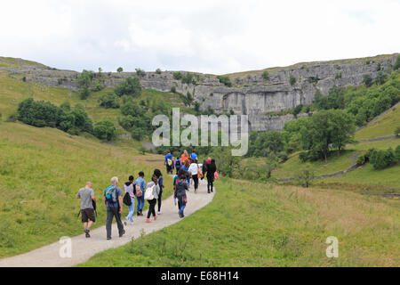 Passeggiate nel Parco nazionale degli Yorkshire Dales a Malham Cove Yorkshire England Regno Unito Foto Stock