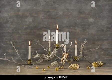 Quattro vecchi burning avvento candele su legno rustico sfondo di Natale con le stelle. Foto Stock