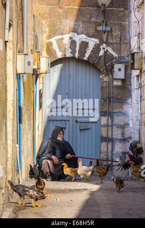 Un vecchio uomo Kurdish-Turkish, seduto in un vicolo della vecchia città di Sanliurfa, noto anche come Urfa, Anatolia sud-orientale, Turchia Foto Stock