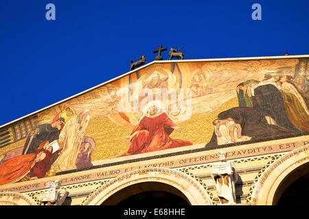 Basilica dell agonia e la chiesa di Santa Maria Magdelene, giardino del Getsemani, Gerusalemme, Israele, Medio Oriente Foto Stock