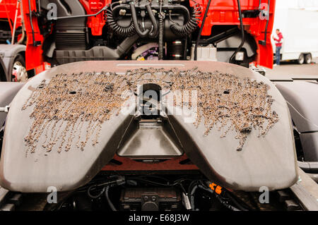 Articolato attacco rotante su un semirimorchio trattore camion ingrassato cabina fino pronto per essere agganciato a un rimorchio Foto Stock