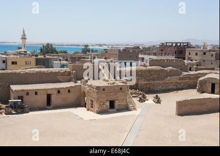 Antica fortezza ottomana nella tradizionale e antica città egiziana di El Quseir sulla costa del Mar Rosso Foto Stock