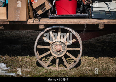 Amish vendite di fango, molla aste mobili animali farm equipment fornisce gli oggetti artigianali di strumenti volontari di antiquariato società antincendio Foto Stock