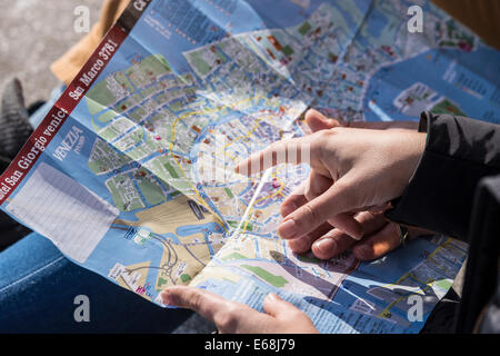 Primo piano della mappa turistica di Venezia con il lato rivolto verso la posizione. Foto Stock