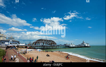 I lavori di riparazione in corso per ripristinare Eastbourne Pier dopo un incendio Foto Stock