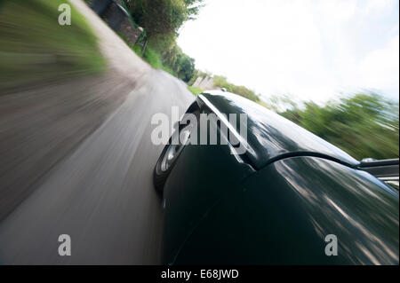 Guida auto veloci sulla strada di campagna Foto Stock