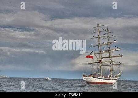 Gdynia, Polonia 18th, Agosto 2014 Gdynia Sail 2014 TALL SHIPS race a Gdynia. Grande sfilata di imbarcazioni a Gdansk Bay durante terminata la tall ship race. Nave polacco Fryderyk Chopin prende parte alla parata Credito: Michal Fludra/Alamy Live News Foto Stock