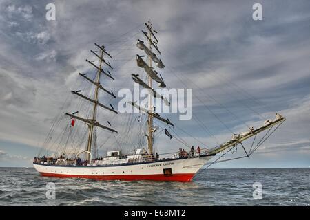 Gdynia, Polonia 18th, Agosto 2014 Gdynia Sail 2014 TALL SHIPS race a Gdynia. Grande sfilata di imbarcazioni a Gdansk Bay durante terminata la tall ship race. Nave polacco Fryderyk Chopin prende parte alla parata Credito: Michal Fludra/Alamy Live News Foto Stock