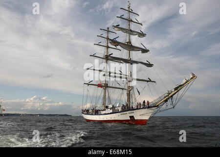 Gdynia, Polonia 18th, Agosto 2014 Gdynia Sail 2014 TALL SHIPS race a Gdynia. Grande sfilata di imbarcazioni a Gdansk Bay durante terminata la tall ship race. Nave polacco Fryderyk Chopin prende parte alla parata Credito: Michal Fludra/Alamy Live News Foto Stock