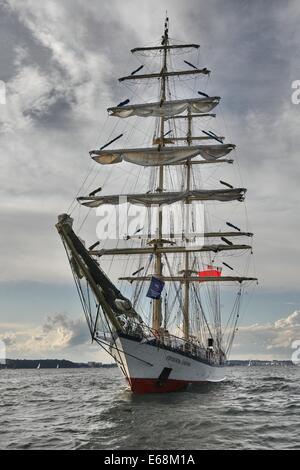 Gdynia, Polonia 18th, Agosto 2014 Gdynia Sail 2014 TALL SHIPS race a Gdynia. Grande sfilata di imbarcazioni a Gdansk Bay durante terminata la tall ship race. Nave polacco Fryderyk Chopin prende parte alla parata Credito: Michal Fludra/Alamy Live News Foto Stock