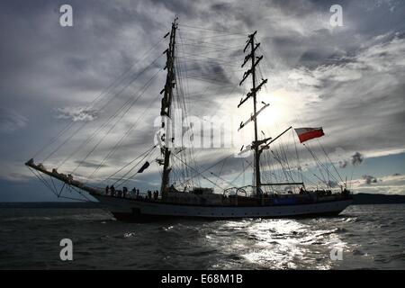 Gdynia, Polonia 18th, Agosto 2014 Gdynia Sail 2014 TALL SHIPS race a Gdynia. Grande sfilata di imbarcazioni a Gdansk Bay durante terminata la tall ship race. Nave polacco Fryderyk Chopin prende parte alla parata Credito: Michal Fludra/Alamy Live News Foto Stock