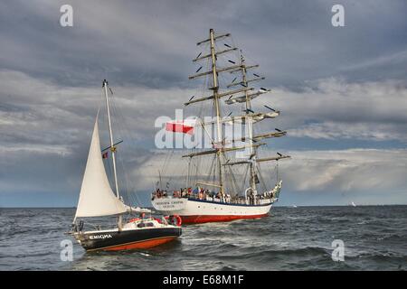 Gdynia, Polonia 18th, Agosto 2014 Gdynia Sail 2014 TALL SHIPS race a Gdynia. Grande sfilata di imbarcazioni a Gdansk Bay durante terminata la tall ship race. Nave polacco Fryderyk Chopin prende parte alla parata Credito: Michal Fludra/Alamy Live News Foto Stock