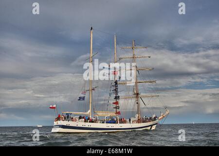 Gdynia, Polonia 18th, Agosto 2014 Gdynia Sail 2014 TALL SHIPS race a Gdynia. Grande sfilata di imbarcazioni a Gdansk Bay durante terminata la tall ship race. Nave polacca Pogoria prende parte alla parata Credito: Michal Fludra/Alamy Live News Foto Stock