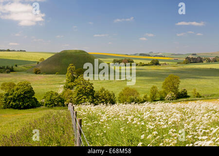 Silbury Hill nei pressi di Avebury nel Wiltshire, Inghilterra. Foto Stock