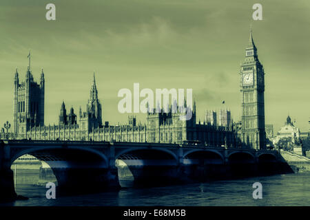 Le Case del Parlamento europeo a Londra, fotografata al crepuscolo e trasformati in duo tone Foto Stock