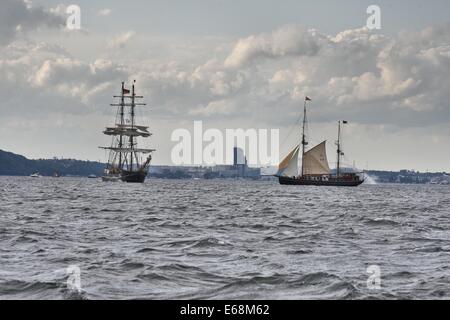 Gdynia, Polonia 18th, Agosto 2014 Gdynia Sail 2014 TALL SHIPS race a Gdynia. Grande sfilata di imbarcazioni a Gdansk Bay durante terminata la tall ship race. Credito: Michal Fludra/Alamy Live News Foto Stock