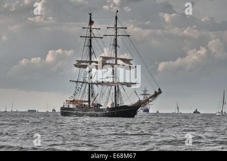 Gdynia, Polonia 18th, Agosto 2014 Gdynia Sail 2014 TALL SHIPS race a Gdynia. Grande sfilata di imbarcazioni a Gdansk Bay durante terminata la tall ship race. Nave tedesca Roald Amundsen prende parte alla parata Credito: Michal Fludra/Alamy Live News Foto Stock