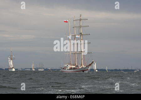 Gdynia, Polonia 18th, Agosto 2014 Gdynia Sail 2014 TALL SHIPS race a Gdynia. Grande sfilata di imbarcazioni a Gdansk Bay durante terminata la tall ship race. Polacco Iskra nave prende parte alla parata Credito: Michal Fludra/Alamy Live News Foto Stock