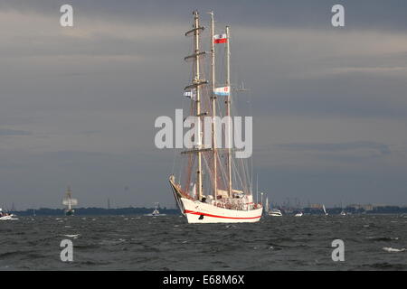 Gdynia, Polonia 18th, Agosto 2014 Gdynia Sail 2014 TALL SHIPS race a Gdynia. Grande sfilata di imbarcazioni a Gdansk Bay durante terminata la tall ship race. Polacco Iskra nave prende parte alla parata Credito: Michal Fludra/Alamy Live News Foto Stock