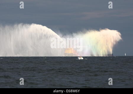 Gdynia, Polonia 18th, Agosto 2014 Gdynia Sail 2014 TALL SHIPS race a Gdynia. Grande sfilata di imbarcazioni a Gdansk Bay durante terminata la tall ship race. Credito: Michal Fludra/Alamy Live News Foto Stock