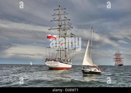 Gdynia, Polonia 18th, Agosto 2014 Gdynia Sail 2014 TALL SHIPS race a Gdynia. Grande sfilata di imbarcazioni a Gdansk Bay durante terminata la tall ship race. Nave polacco Fryderyk Chopin prende parte alla parata Credito: Michal Fludra/Alamy Live News Foto Stock