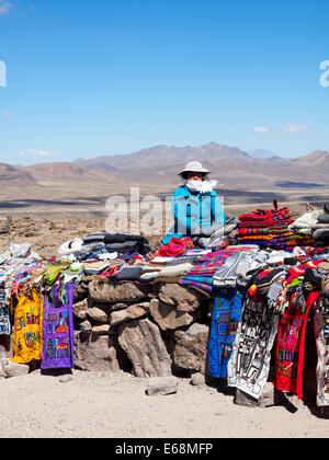 Donna indigena che vendono souvenir presso il Mirador " Los Andes' o 'Patapampa' passano a 4910 metri tra Arequipa e Chivay - Foto Stock