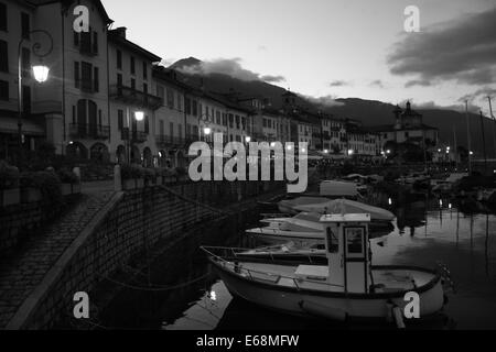 Cannobio del porto al tramonto, immagine in bianco e nero, Lago Maggiore Foto Stock