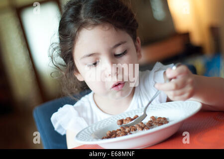 Bambino mangiare cereali Foto Stock