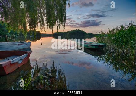 Lago calmo di Schwentine nelle ore serali con barche Foto Stock