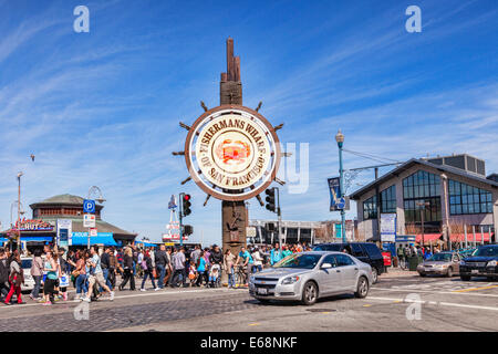 Una folla di gente che su un weekend intenso al Fishermans Wharf di San Francisco. Foto Stock