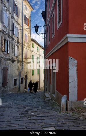 Onorevoli passeggiando per le vie del centro storico di Montona, Istria, Croazia Foto Stock