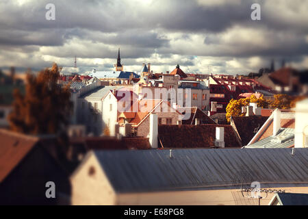 Città di Tallinn street in autunno tilt-shift Foto Stock