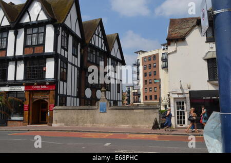 RoyalBorough KingstononThames, Clattern il ponte che attraversa il fiume Hogsmill risalente al 1203 Foto Stock